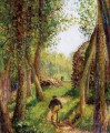 escena del bosque con dos figuras Camille Pissarro